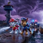 Marshall y Chase de la Patrulla Canina trabajando juntos en el muelle de Bahía Aventura bajo una tormenta eléctrica con lluvia intensa y rayos.