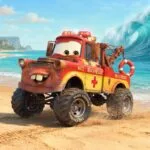 Mate el valiente socorrista de la playa rescatando a un coche deportivo rojo de una ola monstruosa en un cuento infantil de Cars con Rayo McQueen