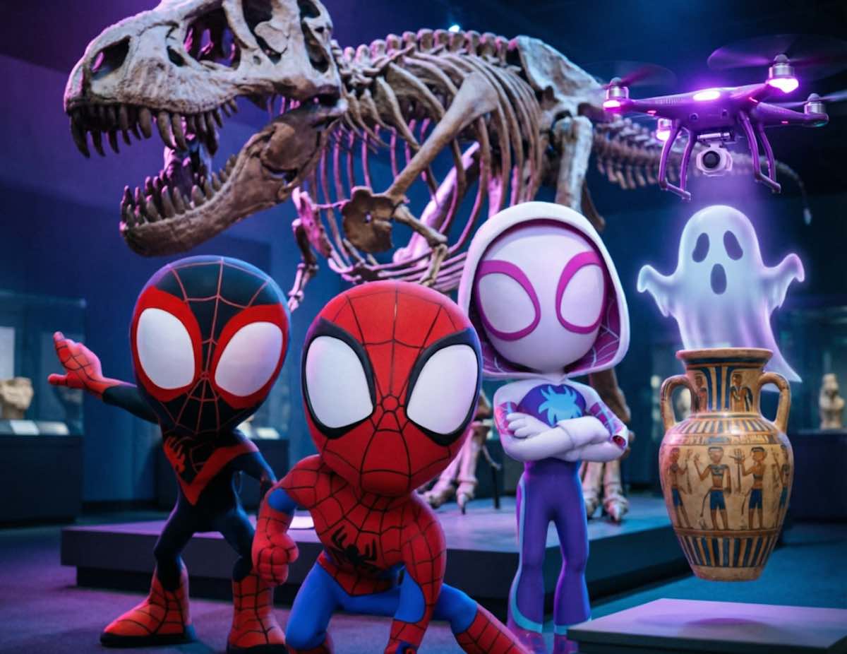 Dibujo de Spidey, Gwen y Miles descubriendo a un pequeño dron morado que proyecta un fantasma flotante en el museo, estilo animación 3D.