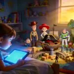 Juguetes inspirados en Toy Story preparan una aventura para devolver la imaginación a una niña frente a una tableta.