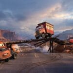 Mate rescata un camión atrapado en un puente mientras Rayo McQueen observa desde la orilla