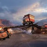 Mate rescata un camión atrapado en un puente mientras Rayo McQueen observa desde la orilla