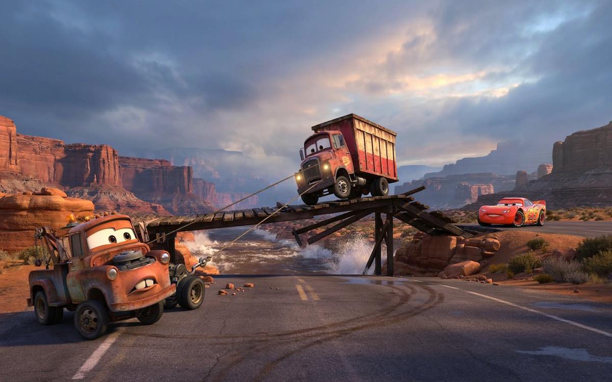 Mate rescata un camión atrapado en un puente mientras Rayo McQueen observa desde la orilla