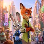 La coneja policía Judy Hopps mostrando su placa junto al zorro Nick Wilde en una calle iluminada de Zootrópolis (Zootopia)