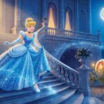 Ilustración 3D estilo Disney de Cenicienta con un vestido azul brillante corriendo por las escaleras del palacio a medianoche, dejando atrás su zapato de cristal brillante. Al fondo espera la carroza de calabaza bajo la luna llena.