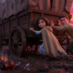 lustración 3D de una bruja buena infantil y un hombre empujando con esfuerzo una carreta de madera atascada en el barro de un bosque mágico al atardecer.