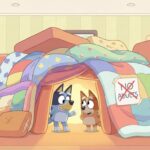 Ilustración vectorial estilo Bluey de dos cachorros construyendo un fuerte con mantas y cojines en un salón. Un cartel infantil dice 'NO ADULTS'. Representación de juego simbólico y privacidad infantil.