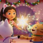 Gabby y Pandy celebrando la navidad con CatRat y un copo de nieve mágico en la Casa de Muñecas