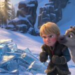 ristoff sentado en la nieve con cara de enfado ante un bloque de hielo roto, mientras el reno Sven se acerca para consolarlo