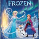 Ilustración de portada del cuento de Frozen para niños, mostrando a Elsa usando su magia de hielo junto a Anna y Olaf frente al castillo nevado.